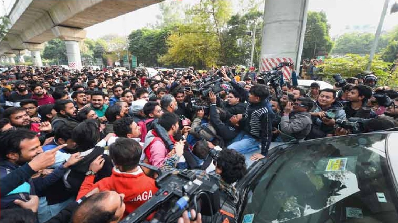 Anti-CAB Protest At Jamia: Media Persons Manhan...