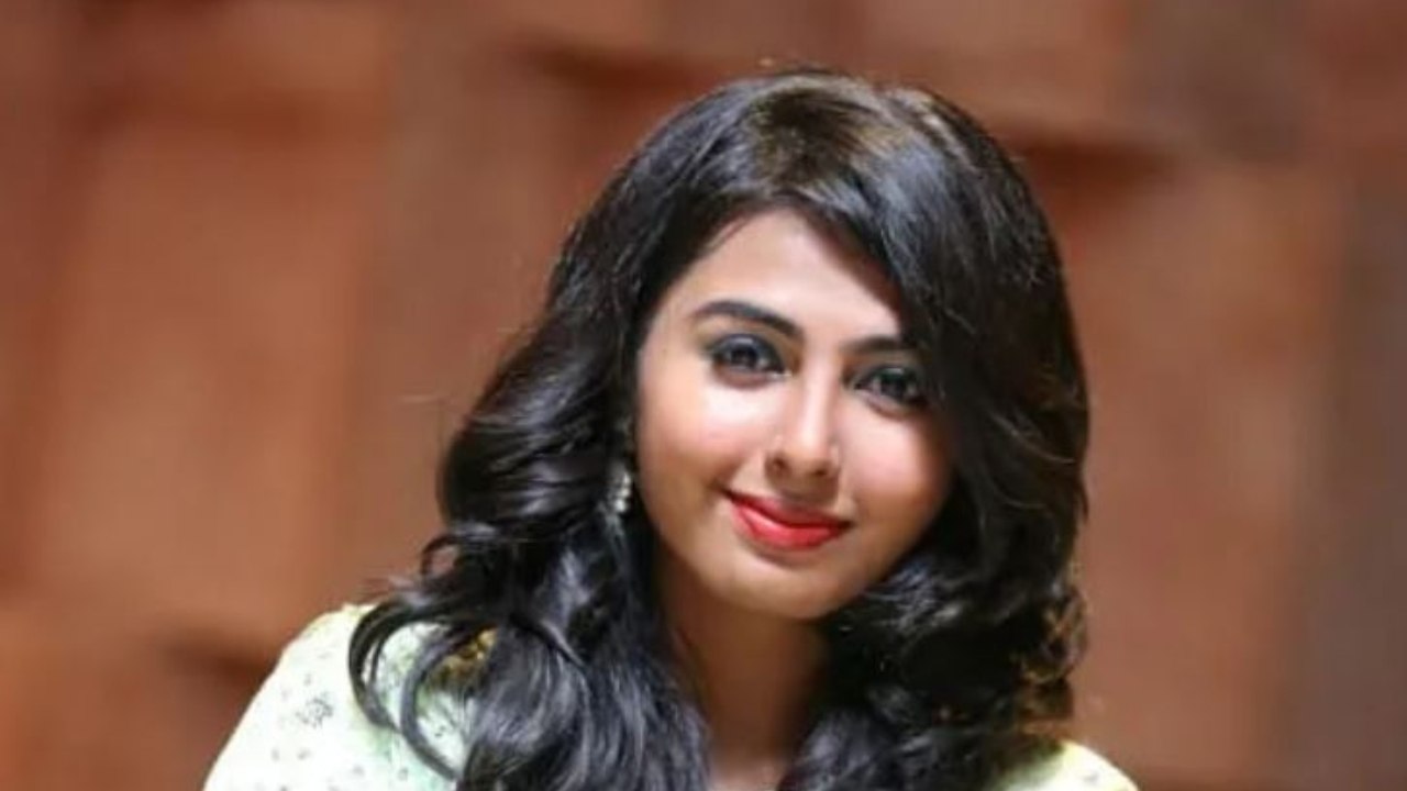 Mumbai: 22-Year-Old Woman Dies After Falling Off Train