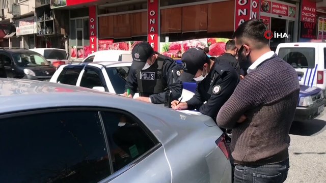 Beyoğlu polisi Okmeydanı’nda vatandaşlara sosyal mesafe ve maske denetimi yaptı
