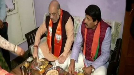 Скачать видео: Amit Shah's Humble Meal At Delhi BJP Worker's House After Campaigning