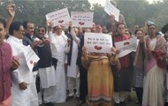 Opposition MPs Stage Protest Over Price Hike Of Onion At Parliament