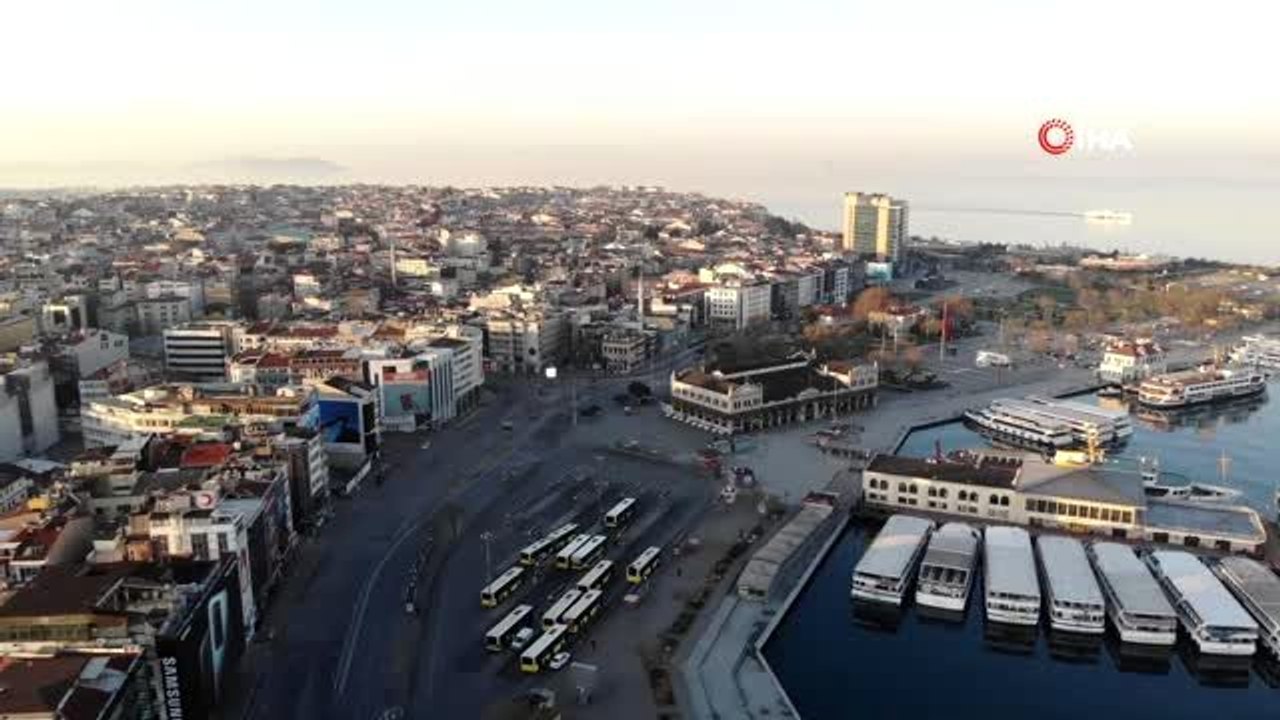 Sokağa çıkma kısıtlaması sonucu Kadıköy Meydanı boş kaldı