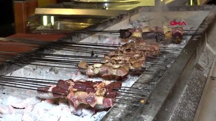 Adanalılar, yasak öncesi kebapçılara koştu