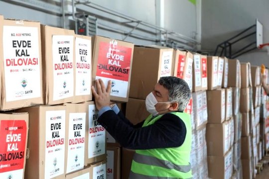 Öğrenciler için makam aracını satan belediye başkanı, şimdi de tüm ilçeye kumanya dağıtıyor