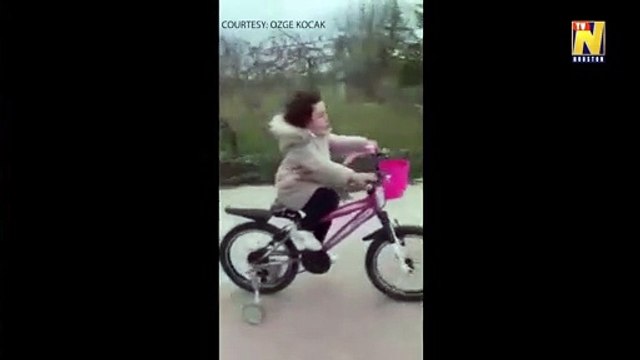 Bé gái gặp lại mẹ sau 1 tháng xa cách vì Covid-19