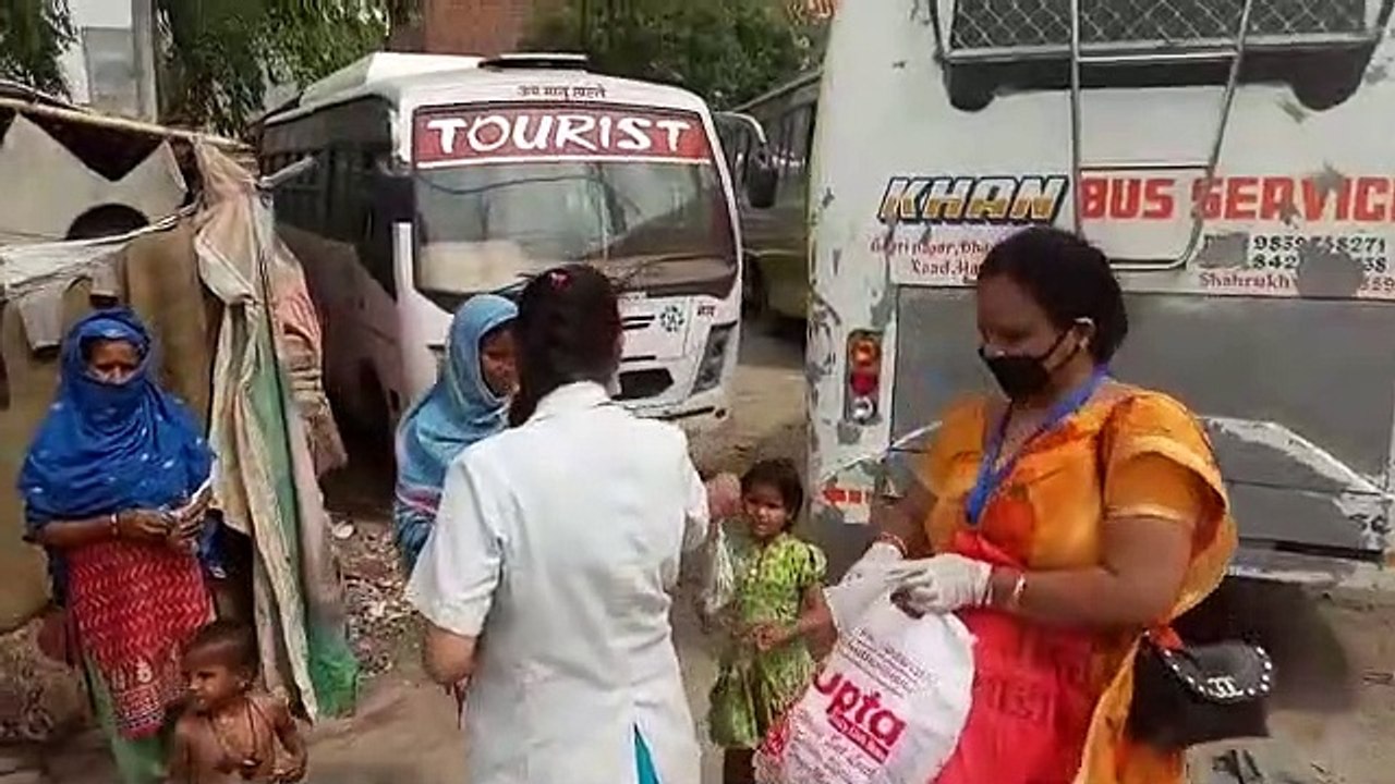 सोच फाउंडेशन और बेटियां फाउंडेशन ने किया भोजन, मास्क व सैनेटरी पैड्स का वितरण