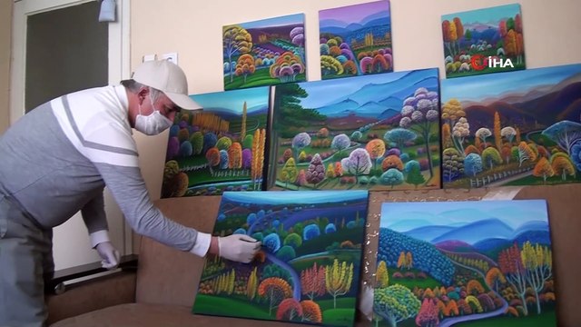 ’Evde kal’ çağrısına uydu, evinin bir odasını resim atölyesine çevirdi