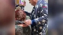 İspanya'da eşine saç boyası yapan adamın imtihanı kamerada