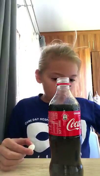 Cette petite fille a tenté une expérience folle en faisant tomber un mentos  dans une bouteille de coca pour ensuite accueillir la mousse dans sa  bouche. - Vidéo Dailymotion