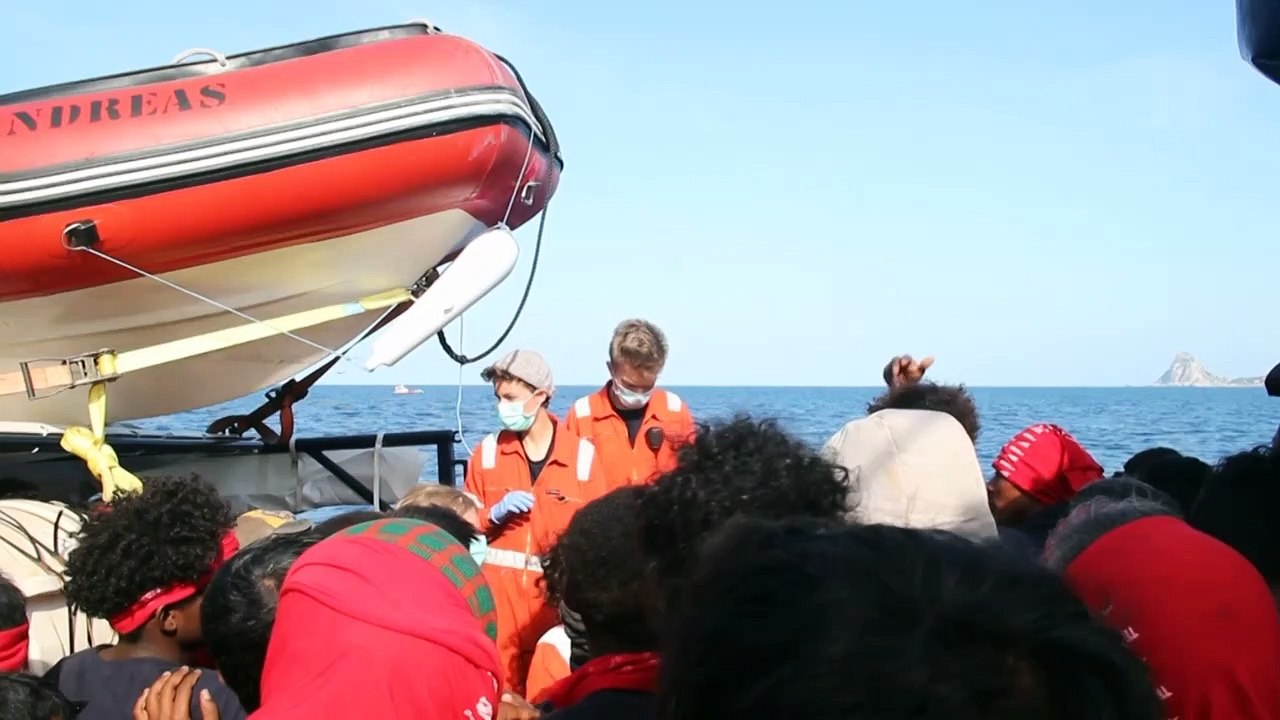 Corona-Krise: Flüchtlinge auf der 'Alan Kurdi' wechseln auf größeres Schiff