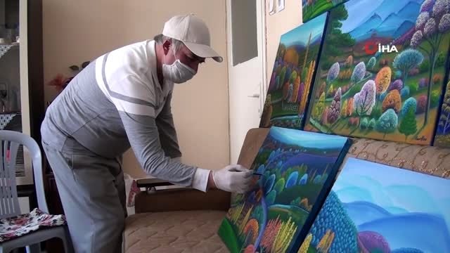 'Evde kal' çağrısına uydu, evinin bir odasını resim atölyesine çevirdi
