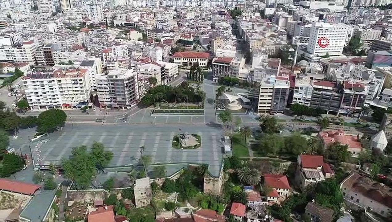 Antalyalılar kısıtlamaya uydu, cadde, sokak ve meydanlar boş kaldı