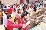 jodhpur people gathered at ration shop for food packets