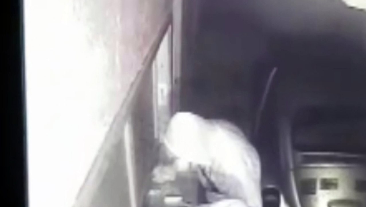 Câmera registra dupla furtando estabelecimento comercial no Cascavel Velho