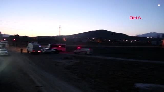 VAN Kazakistan'dan gelen 73 Türk vatandaşı 'Ölürüm Türkiyem' şarkısıya karşılandı