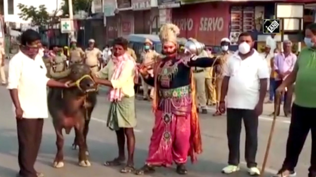 Coronavirus : Watch A Cop Dresses Up As ‘Yamraj’ To Spread Awareness On COVID-19