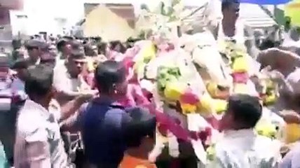 هنود يكسرون حظر التجوال من أجل ثور