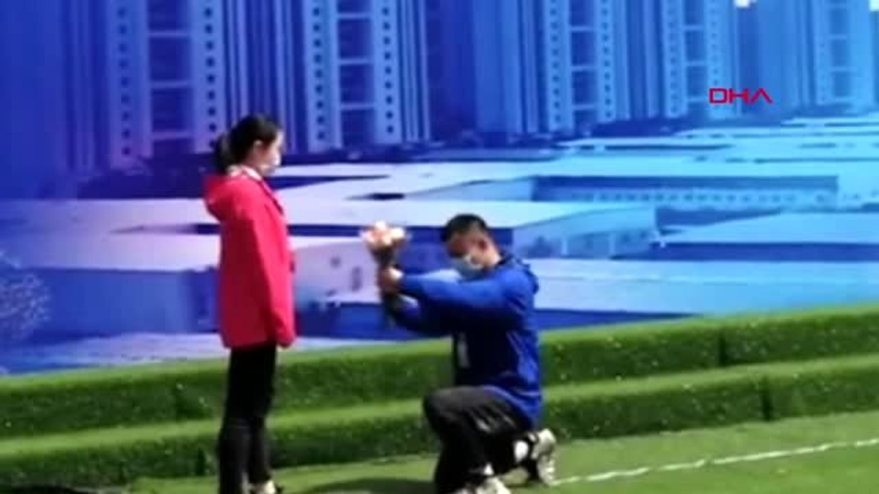 Vuhan'da salgınla mücadele eden doktordan birlikte çalıştığı hemşireye evlenme teklifi