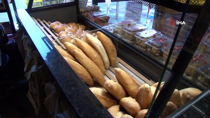 Sultangazi'de fırıncılar sokaklarda ekmek dağıtımına başladı