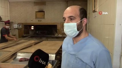 Sultangazi'de fırıncılar sokaklarda ekmek dağıtımına başladı