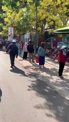 Người dân xếp hàng dài hàng cây số chờ nhận gạo