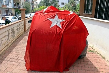 Türk bayraklı arabayla sokağa çıkıp polisi peşinden sürükleyen gençlere ceza yağdı