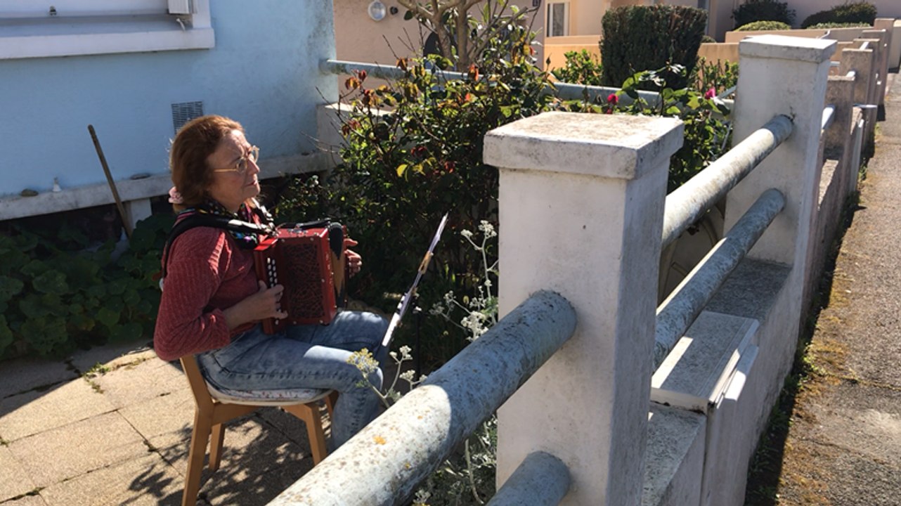 Voisines, elles se donnent rendez-vous à 17 h pour jouer de la musique