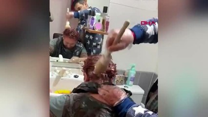 İspanya'da eşine saç boyası yapan adamın imtihanı kamerada