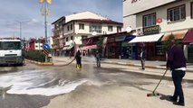 Caddeler köpüklü suyla yakalandı