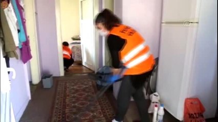 Vefa ekibi sokağa çıkmaları kısıtlanan vatandaşların evlerini temizliyor