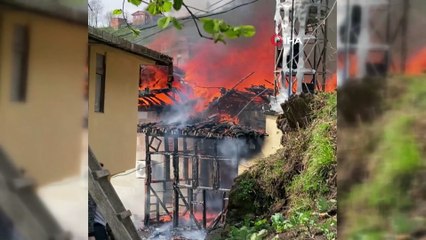 Kullanılmaz hale gelen cami alev alev böyle yandı