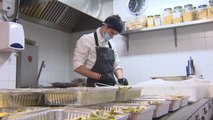Chefs de Barcelona preparan comida para personas sin recursos
