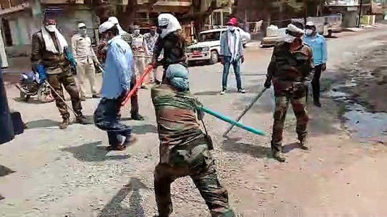 रतलाम में झुंड बनाकर नमाज पढ़ने पर पुलिस ने किया लाठीचार्ज, लिया हिरासत में