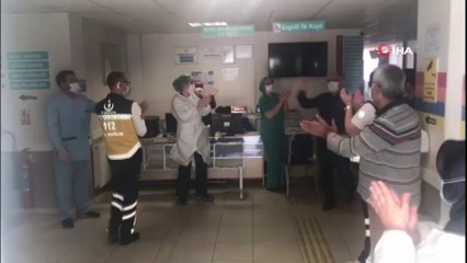Hastalıklarına rağmen korona virüsü yenerek alkışlarla taburcu oldu