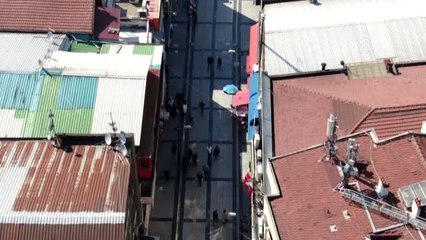 Evinin terasında bisiklet sürüp spor yapan kişi drone ile görüntüledi