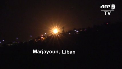 Des fusées éclairantes lancées par l'armée israélienne illuminent la frontière libanaise