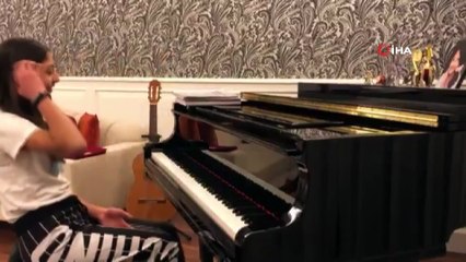 12 yaşındaki Duru Ercoşkun’dan sokağa çıkmayan vatandaşlara piyano resitali