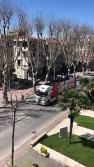 Gerekli izinler almış olmasına rağmen, bugün "Müzikli moral TIR'ı"nın sokakları gezip marş çalması yasaklandı ve üstüne bir de ceza kesildi.