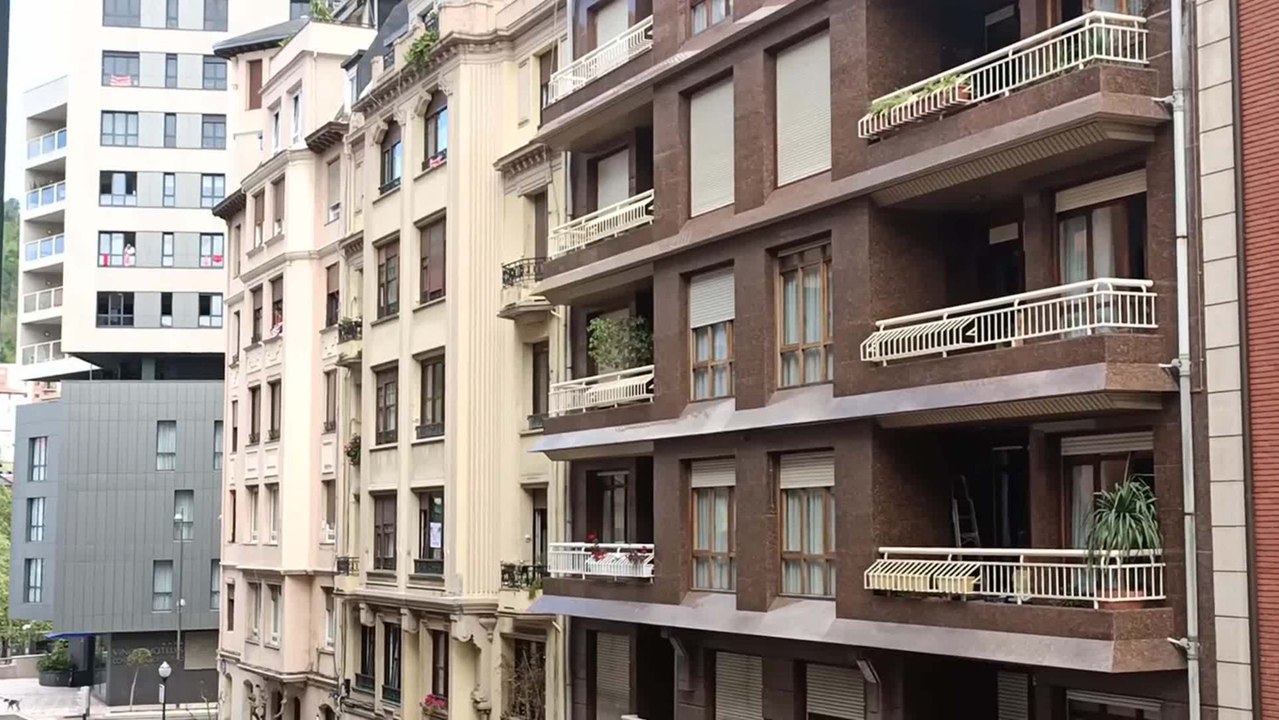 Aficionados del Athletic cuelgan banderas por el  frustrado partido de final de Copa