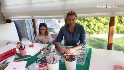 Pınar Altuğ atıklardan kitap ayracı yapıyor