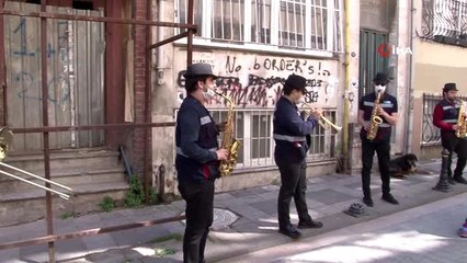 Kadıköy sokaklarında bandolu moral konseri