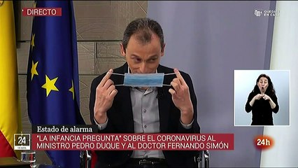 El ministro astronauta no sabe ni ponerse una mascarilla...