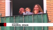 Policías y voluntarios españoles cantan el 'cumpleaños feliz' a los menores confinados