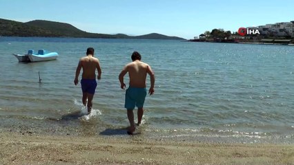 Sahili boş görünce yasağı hiçe sayıp denize girdiler