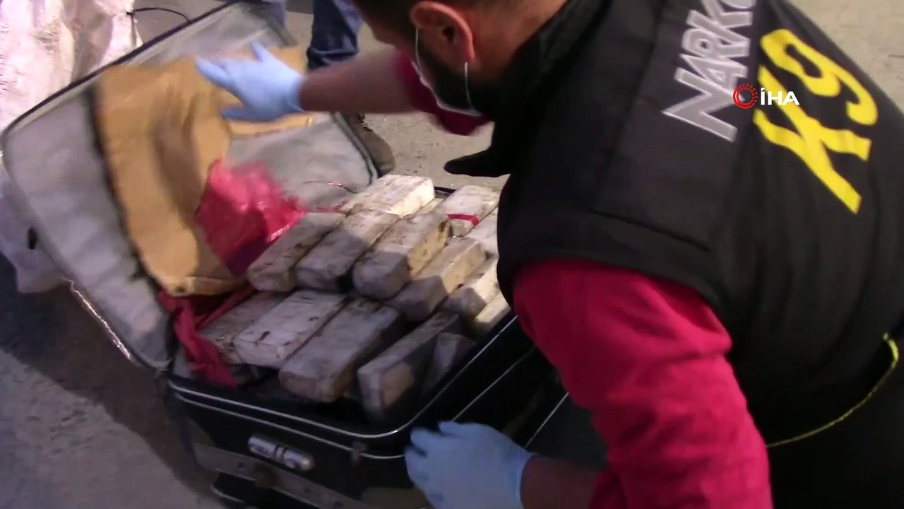 Polis ekipleri ele geçirdikleri 45 kilo eroinle 'evde kal' çağrısında bulundu