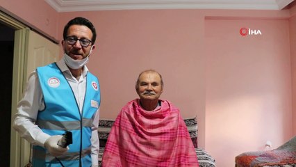 İmam, korona engeline takılan cemaatin tıraş isteğini yerine getirdi