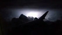 Impressionnant : il filme un orage depuis son siège dans l'avion