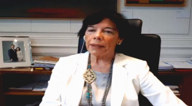 Celaá, dispuesta a intensificar la enseñanza digital en su reforma educativa