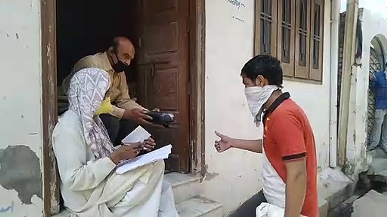 :SDM के निर्देश पर हॉटस्पॉट इलाकों में राशन डीलरों ने पहुंचाया राशन