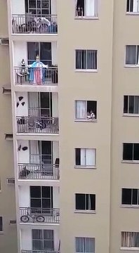 Idosa presta homenagem à Nossa Senhora da Penha da varanda de casa e vizinhos acompanham